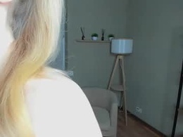 Screen Grab from _honeypeachy_