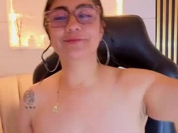 Screen Grab from bella_velvet_cn