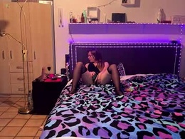 Screen Grab from dee_lorrie