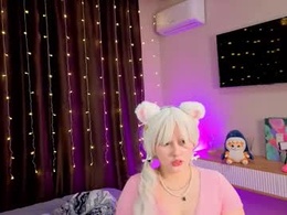 Screen Grab from elfieeva