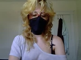 Screen Grab from elsie_xx