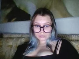 Screen Grab from honeyevelyn_