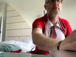 Screen Grab from kinkybouts