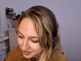 Screen Grab from lezlielowe