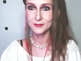 Screen Grab from loravinaa